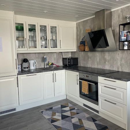 לקנס Luxurious Cabin By The Waterfront מראה חיצוני תמונה